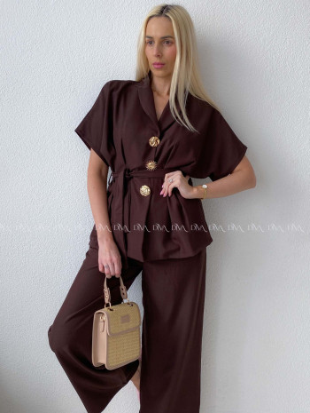 Elegantný  komplet so zdobenými gombíkmi čokoládový AB 187