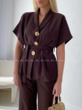 Elegantný  komplet so zdobenými gombíkmi čokoládový AB 187