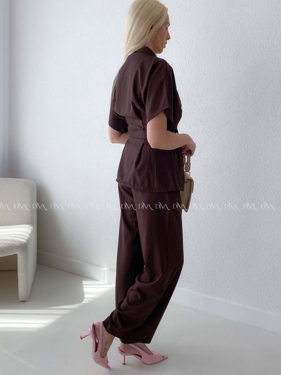 Elegantný  komplet so zdobenými gombíkmi čokoládový AB 187