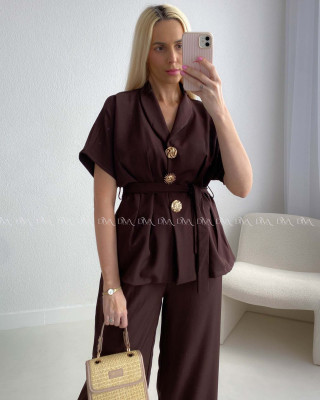 Elegantný  komplet so zdobenými gombíkmi čokoládový AB 187