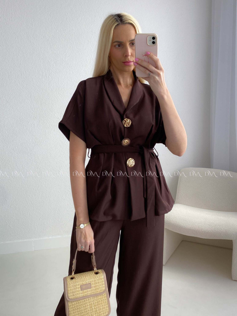 Elegantný  komplet so zdobenými gombíkmi čokoládový AB 187