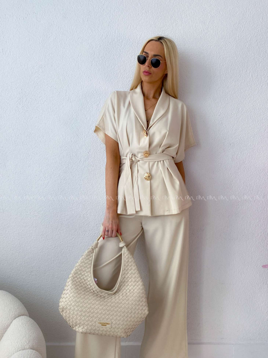 Elegantný komplet so zdobenými gombíkmi svetlo béžový AB 222