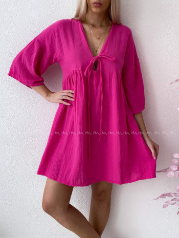 Mušelínové krátke šaty s viazaním fuchsia AB 400 Mušelínové krátke šaty s viazaním fuchsia AB 400