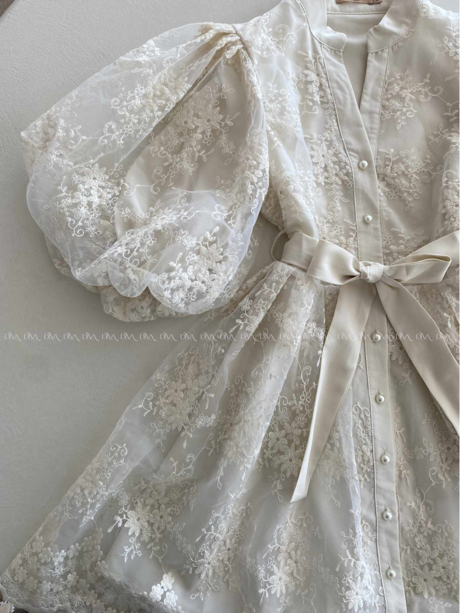 Elegantné vyšívané krátke šaty s puf rukávom Sára AB 303