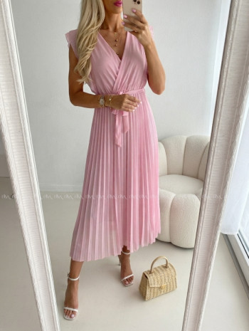 Plisované maxi šaty s volánom na ramenách baby pink AB 500