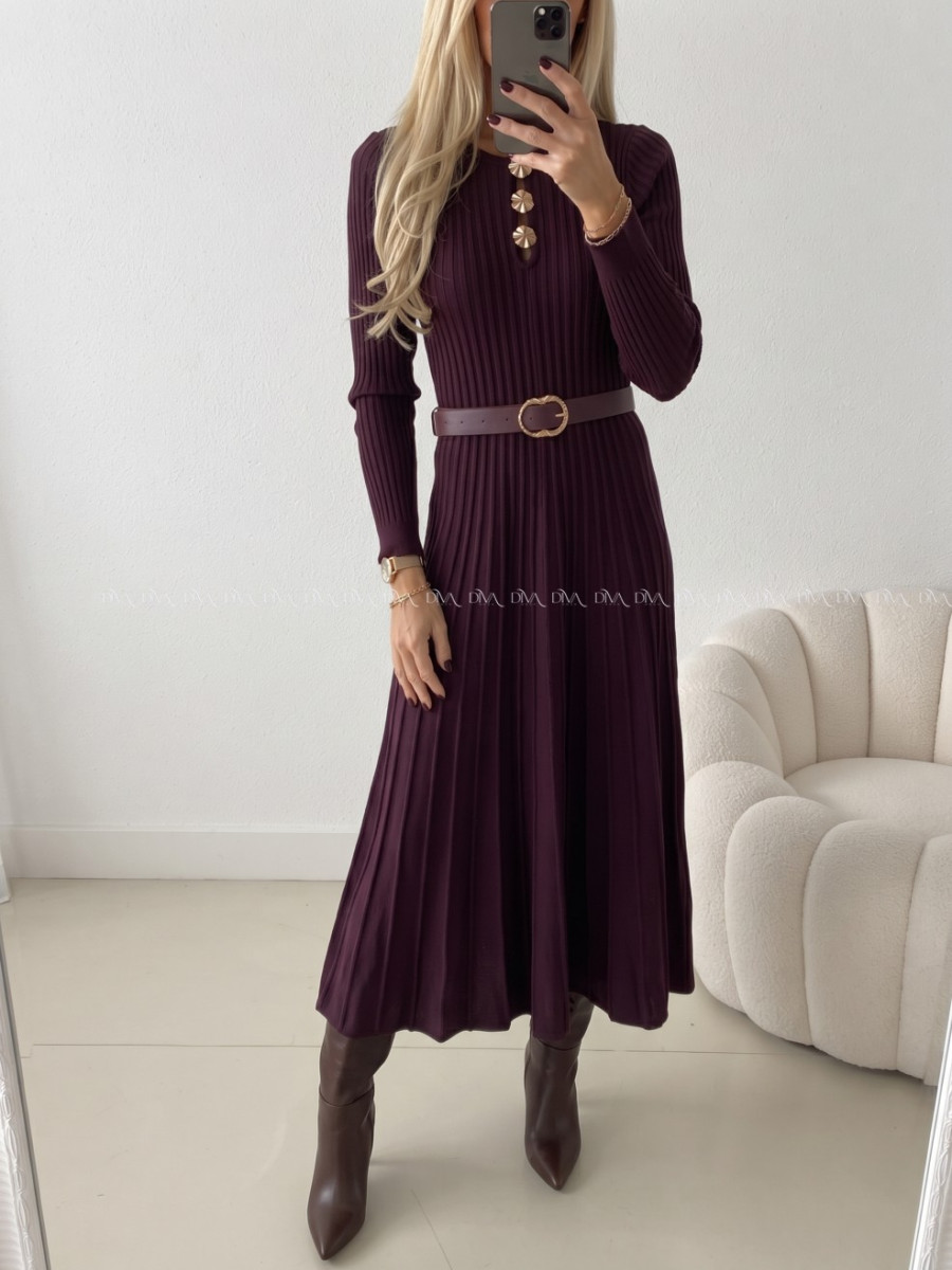Úpletové šaty s ozdobnými gombíkmi burgundy AB 534 Úpletové šaty s ozdobnými gombíkmi burgundy AB 534