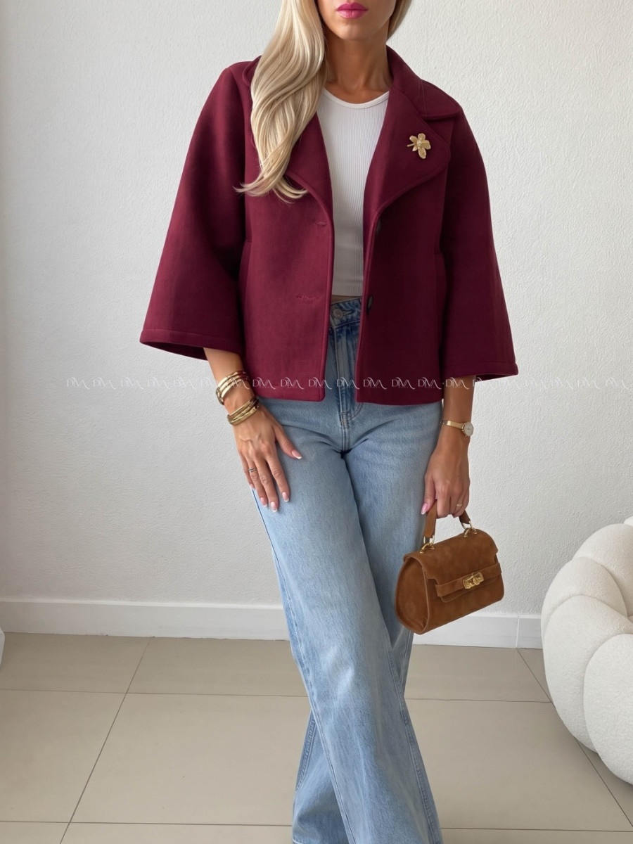 Krátky prechodný kabát s brošňou burgundy AB 12 Krátky prechodný kabát s brošňou burgundy AB 12