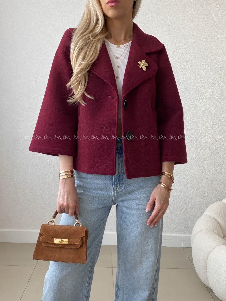 Krátky prechodný kabát s brošňou burgundy AB 12 Krátky prechodný kabát s brošňou burgundy AB 12