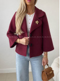 Krátky prechodný kabát s brošňou burgundy AB 12 Krátky prechodný kabát s brošňou burgundy AB 12