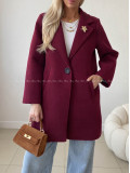 Midi prechodný kabát s brošňou burgundy AB 59 Midi prechodný kabát s brošňou burgundy AB 59