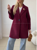 Midi prechodný kabát s brošňou burgundy AB 59 Midi prechodný kabát s brošňou burgundy AB 59