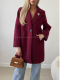 Midi prechodný kabát s brošňou burgundy AB 59 Midi prechodný kabát s brošňou burgundy AB 59