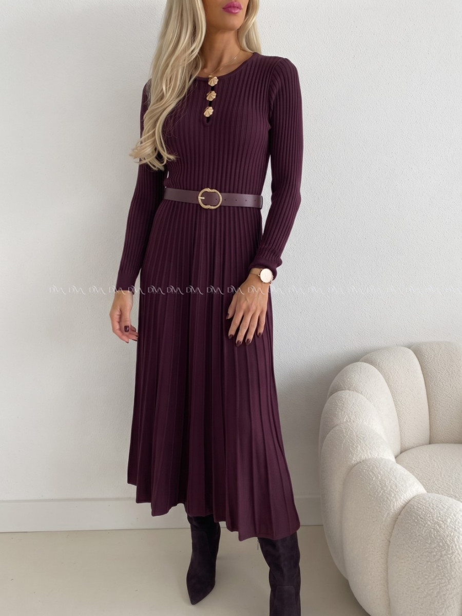 Úpletové šaty s ozdobnými gombíkmi burgundy AB 534 Úpletové šaty s ozdobnými gombíkmi burgundy AB 534