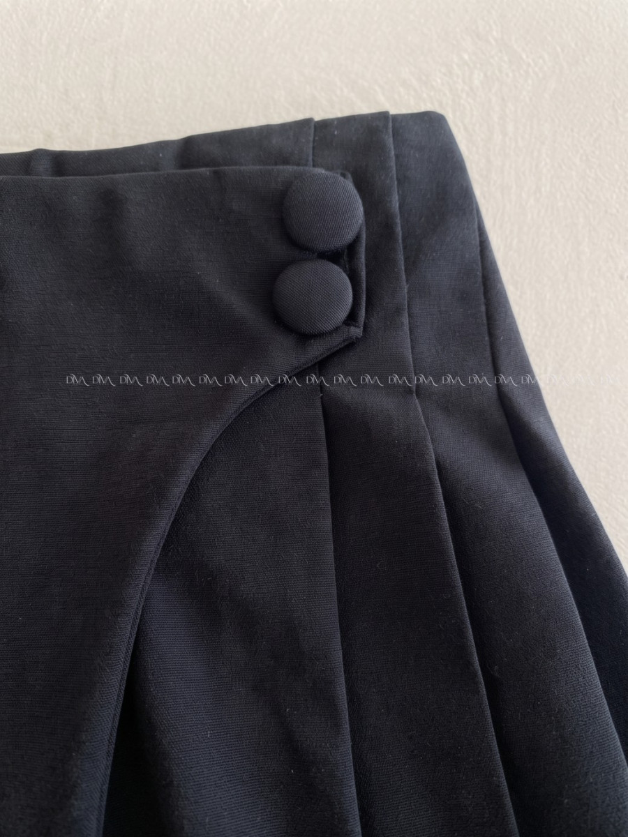 Skort so skladmi čierny AB 702 Skort so skladmi čierny AB 702