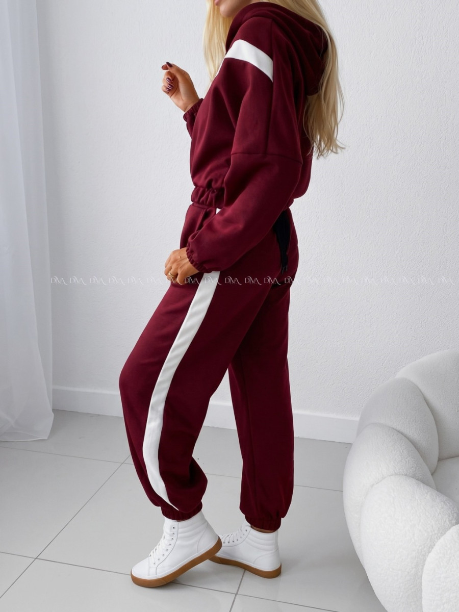 Športový komplet s pruhom bordo AB 916 Športový komplet s pruhom bordo AB 916