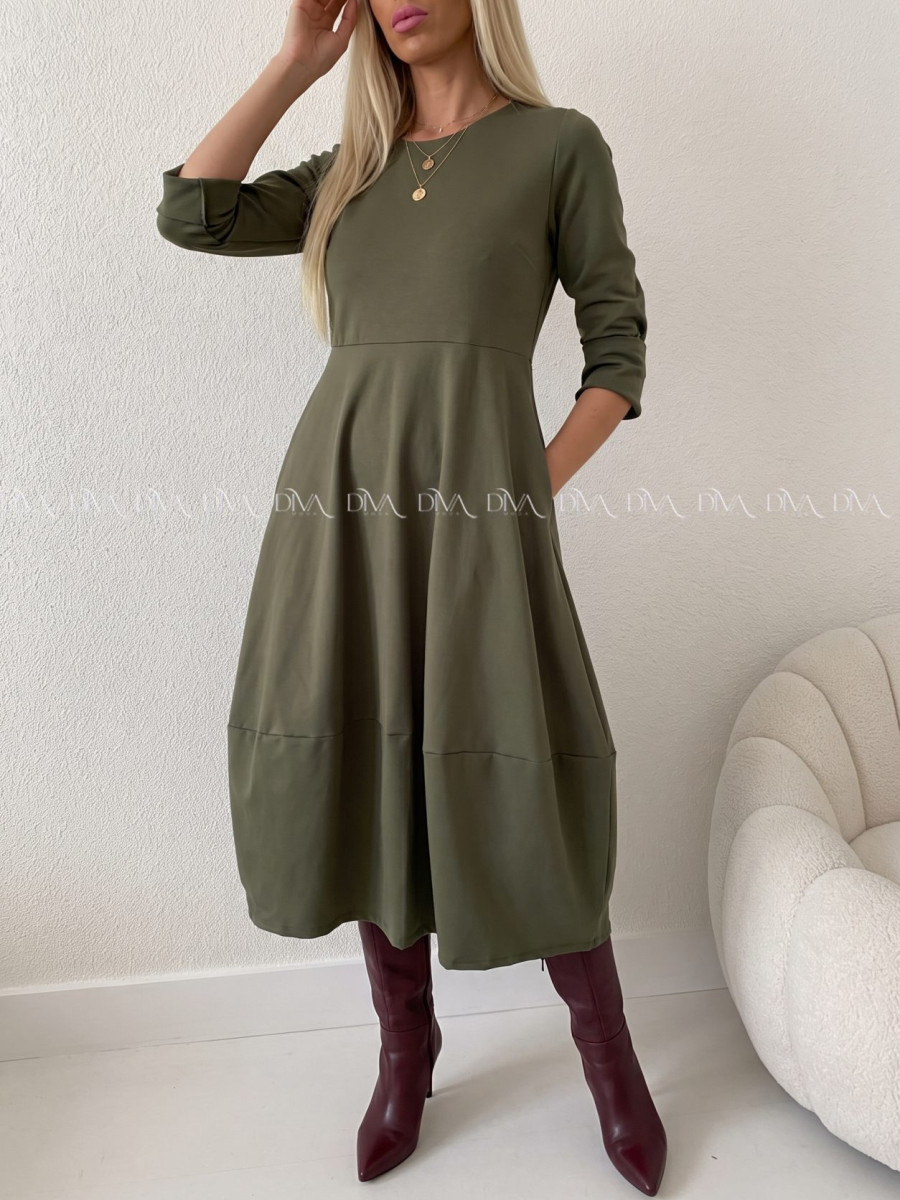 Maxi šaty hruškového strihu khaki zelené A 105 Maxi šaty hruškového strihu khaki zelené A 105